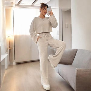 Ribbed Knit Loungewear Set Cosy Two-Piece Lounge Outfit, V-Neck Jumper & Wide-Leg Trousers, Soft Knit Lounge Wear